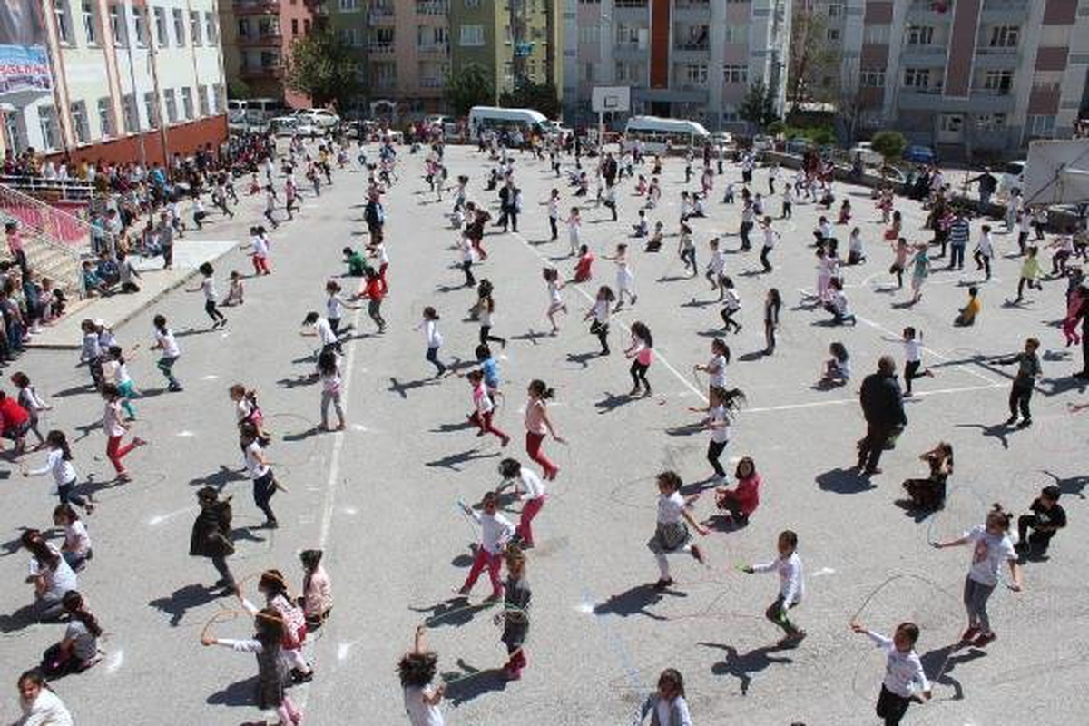 Tokat\'ta 500 Öğrenci Aynı Anda İp Atladı