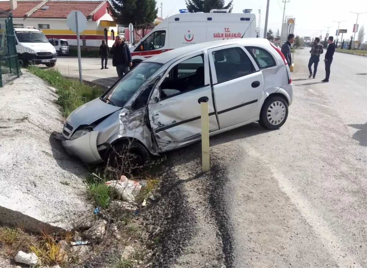 Tur Otobüsü Otomobille Çarpıştı: 2 Yaralı