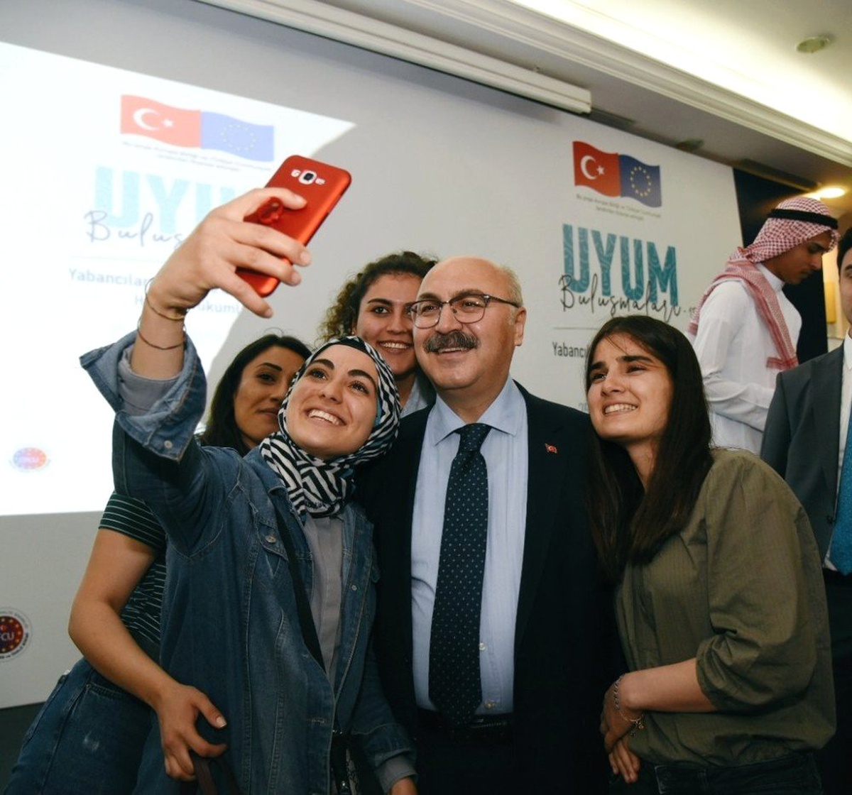 Yabancı Uyruklu Çocuklar ve Gençler Aydın Valisi ile Selfie Yarışına Girdi