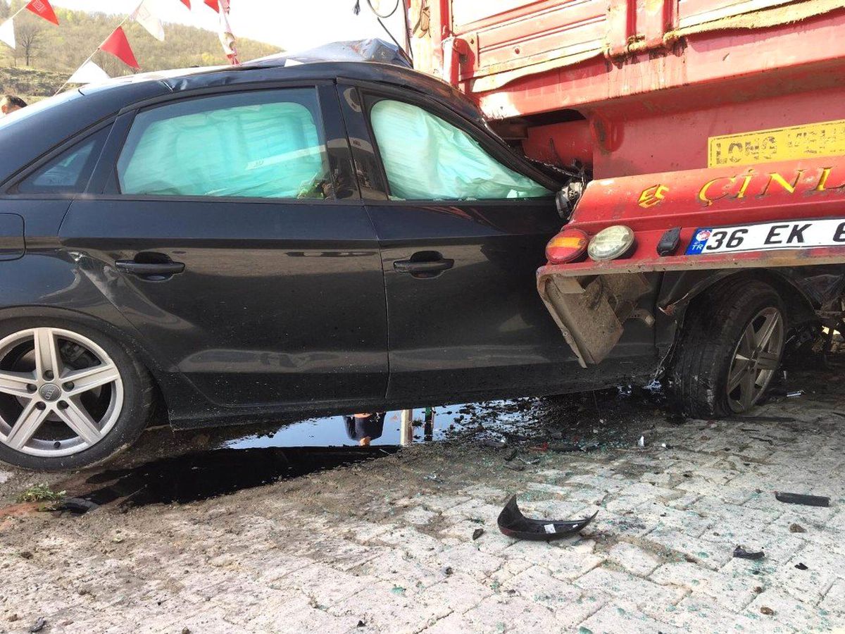 Yoldan Çıkan Otomobil İşe Gitmek İçin Araç Bekleyen İnşaat İşçisini Öldürdü