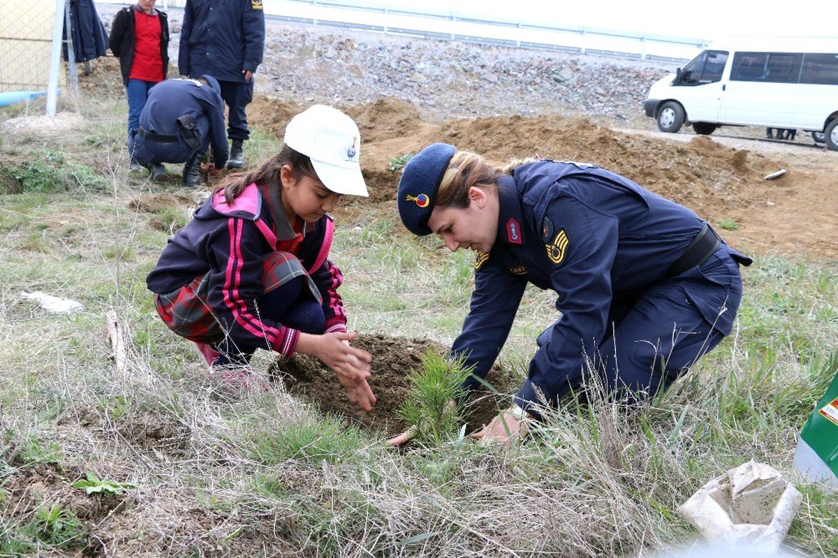 Yozgat\'ta Jandarma ve Öğrenciler Fidan Dikti