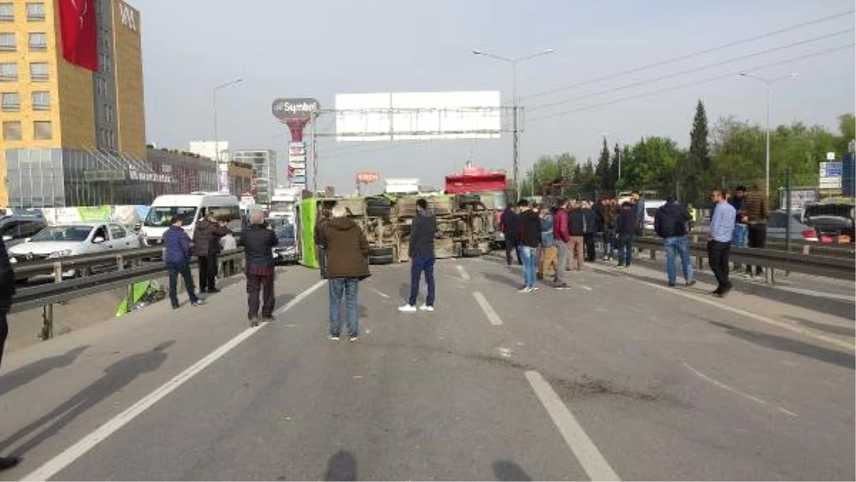 6 Araç Zincirleme Kazaya Karıştı, Yol Trafiğe Kapandı