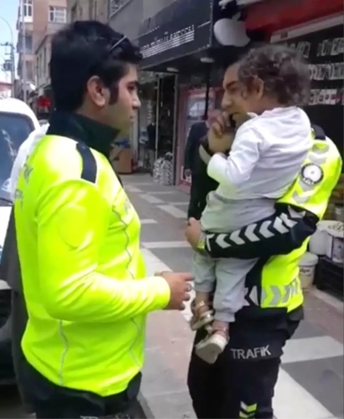 Ağlayan Çocuk Polisin Kucağında Sakinleşti