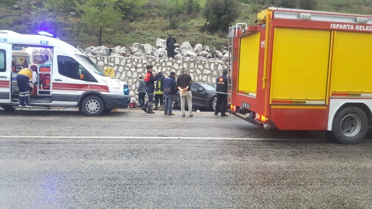 Akaryakıt Tankeri ile Otomobil Çarpıştı: 4 Yaralı