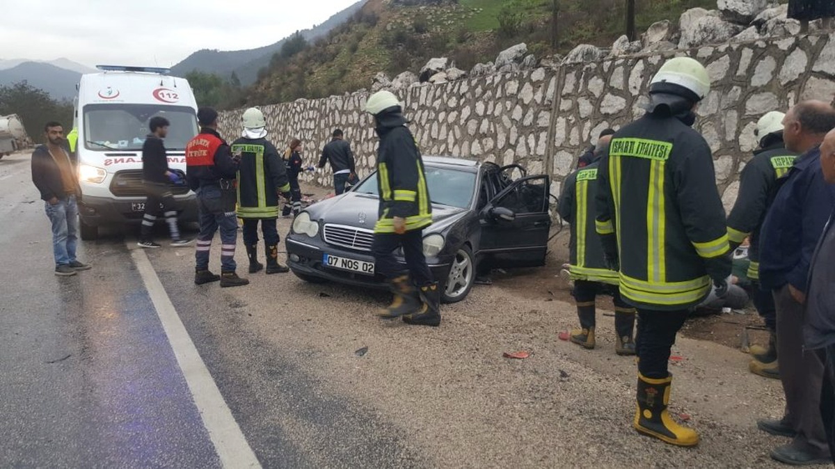 Akaryakıt Tankeri ile Otomobil Çarpıştı: 4 Yaralı