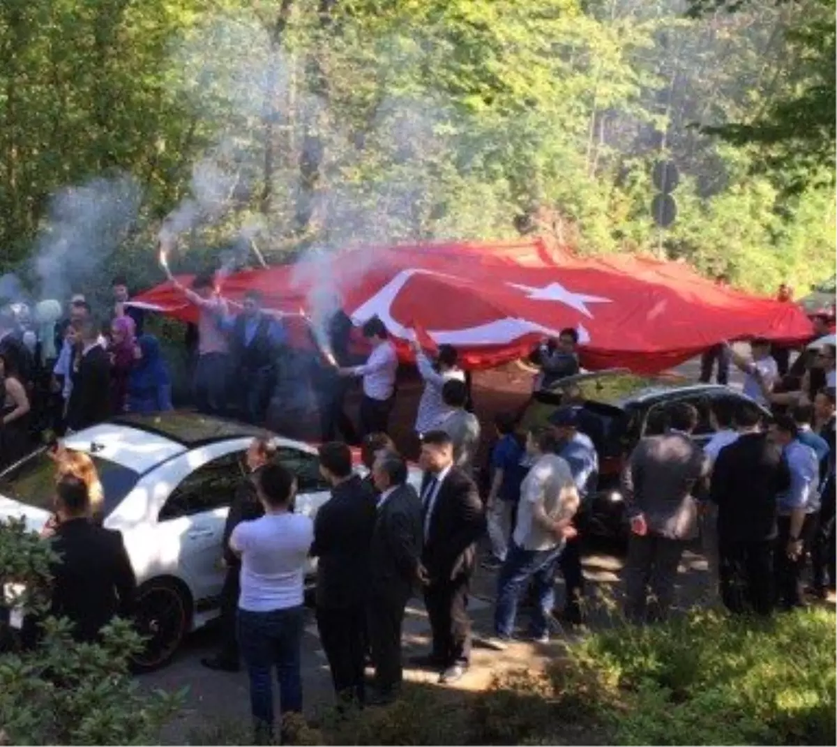 Almanya\'da Türk Düğün Konvoyuna Şaşırtan Tepki