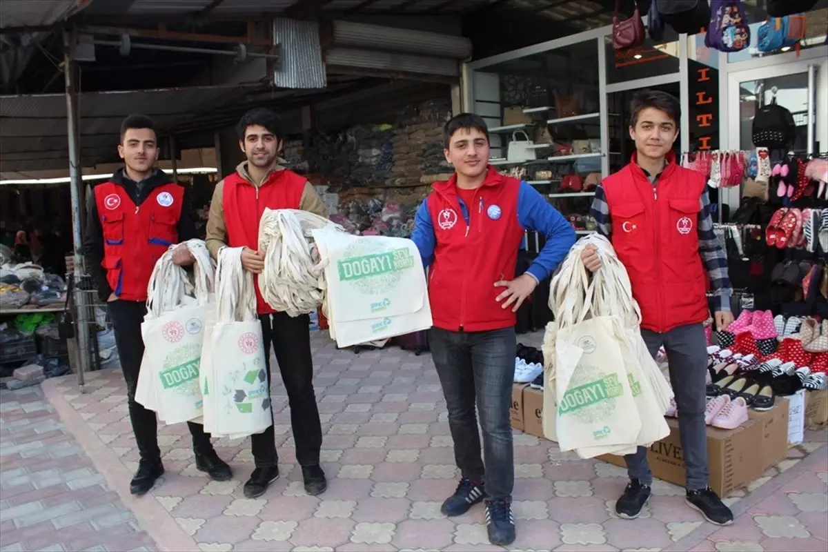 Bafra Gençlik Merkezi Üyeleri Bez Torba Dağıttı