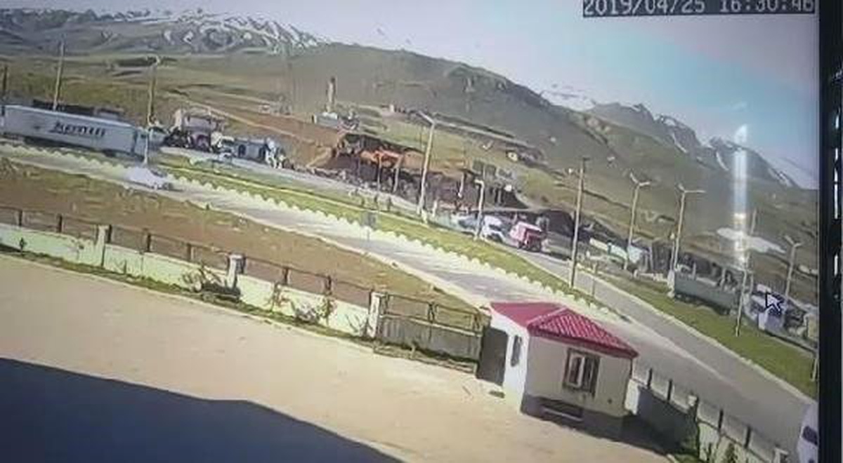 Bitlis\'te 34 Kişinin Yaralandığı Kazanın Güvenlik Kamera Görüntüleri Ortaya Çıktı