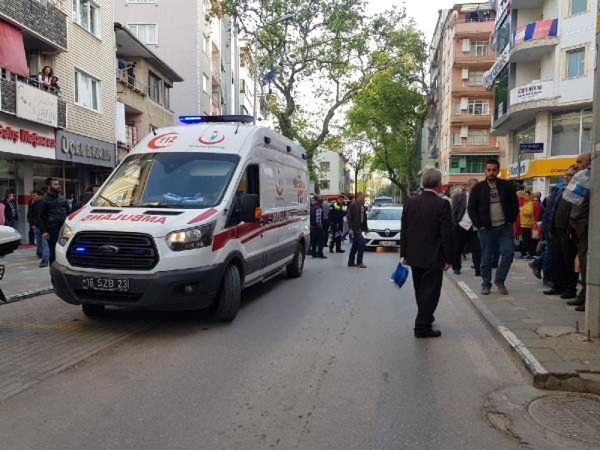 Borç-alacak Nedeniyle Takip Ettiği Arkadaşını Kuaförde Bıçakladı