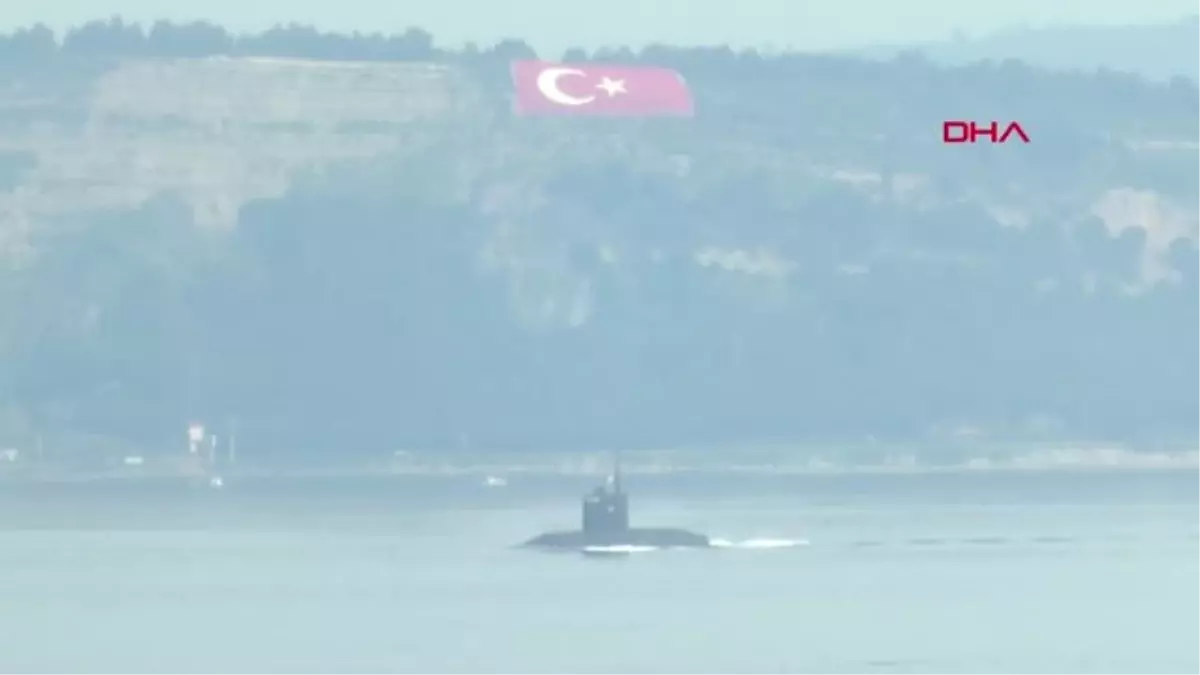 Çanakkale Rus Denizaltısı \'Stary Oskol\', Çanakkale Boğazı\'ndan Geçti