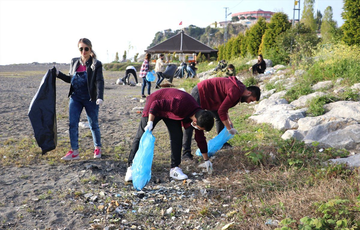 Çevreci Gençler Sahilde Çöp Topladı