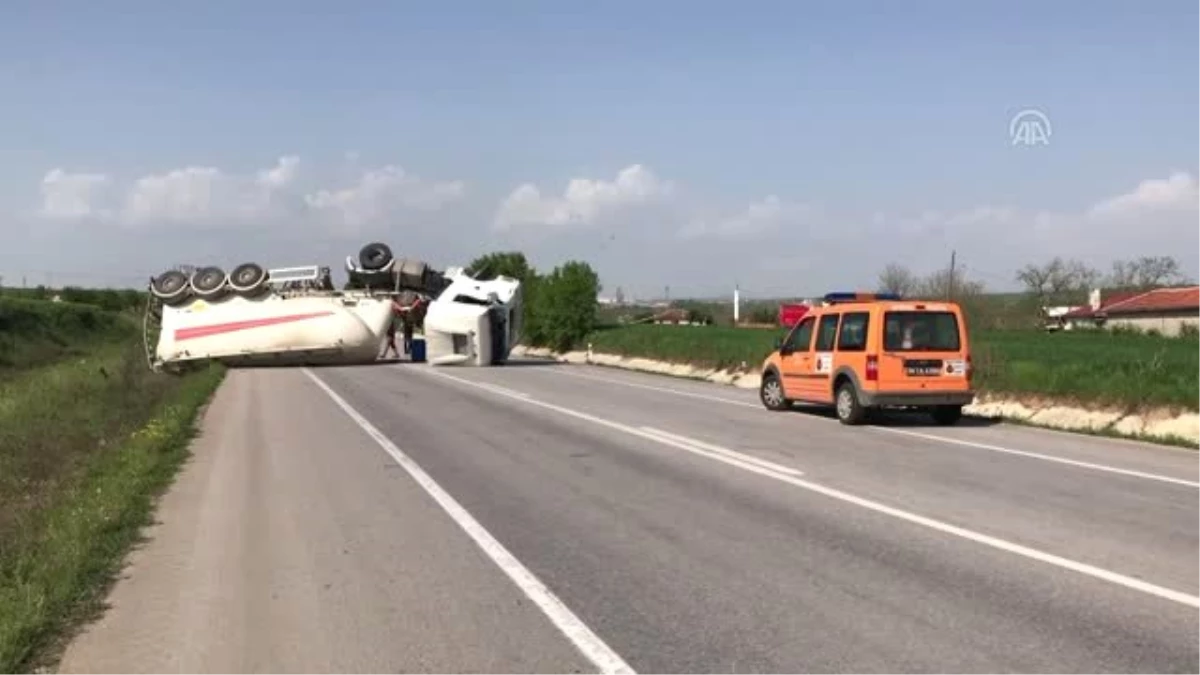 Çimento Yüklü Tır Devrildi Sınır Kapısına Giden Yol Kapandı