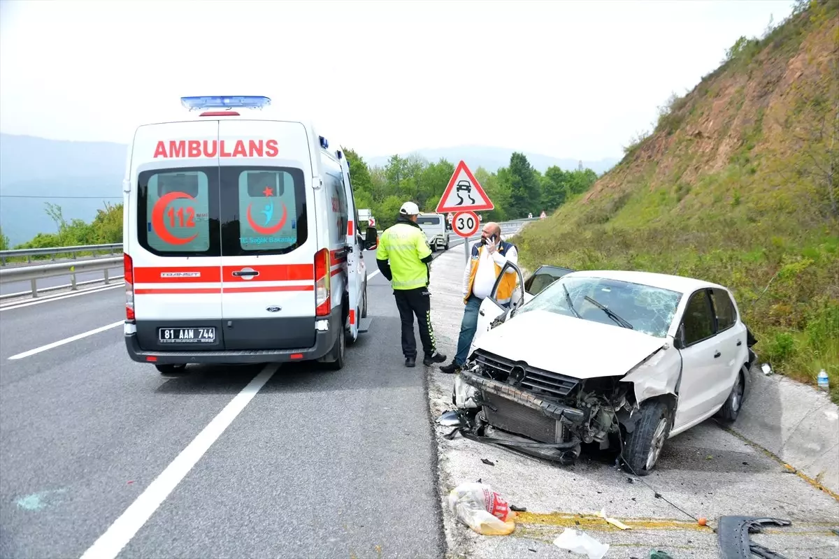 Düzce\'de Otomobil Bariyerlere Çarptı: 3 Yaralı