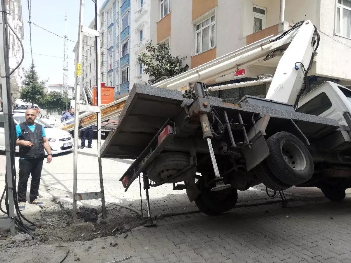 Elektrik Direğinde Çalışma Yapan İşçilerin Vinci Park Halindeki Aracın Üzerine Devrildi