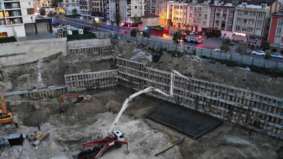 Esenyurt\'ta Cadde ve Bir Binada Çatlak Oluştu