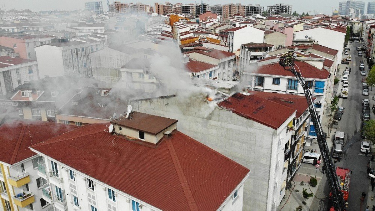 Esenyurt\'ta Korkutan Çatı Yangını Havadan Görüntülendi