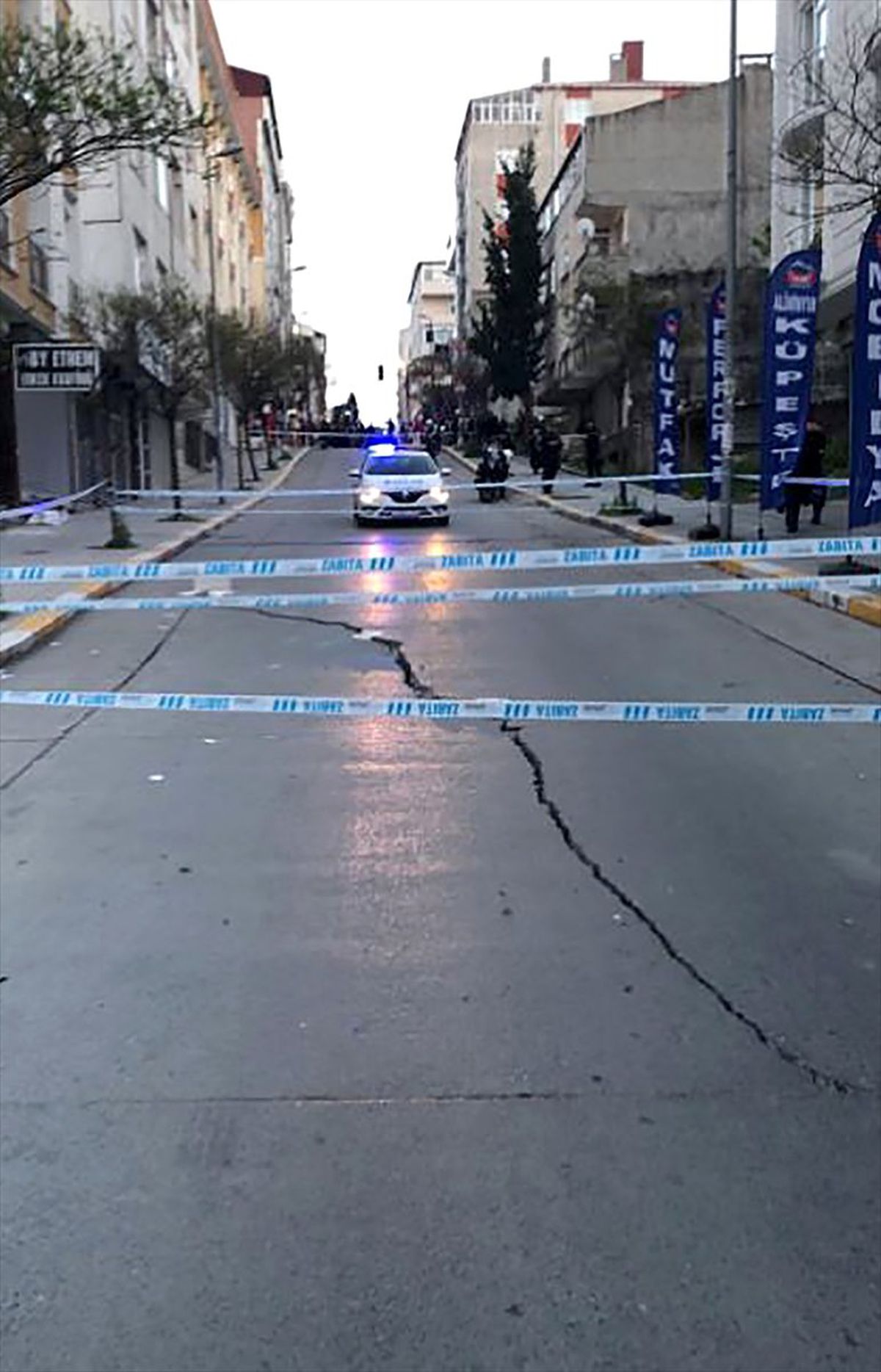 Esenyurt\'ta Yolda ve Bir Binada Çatlaklar Oluştu