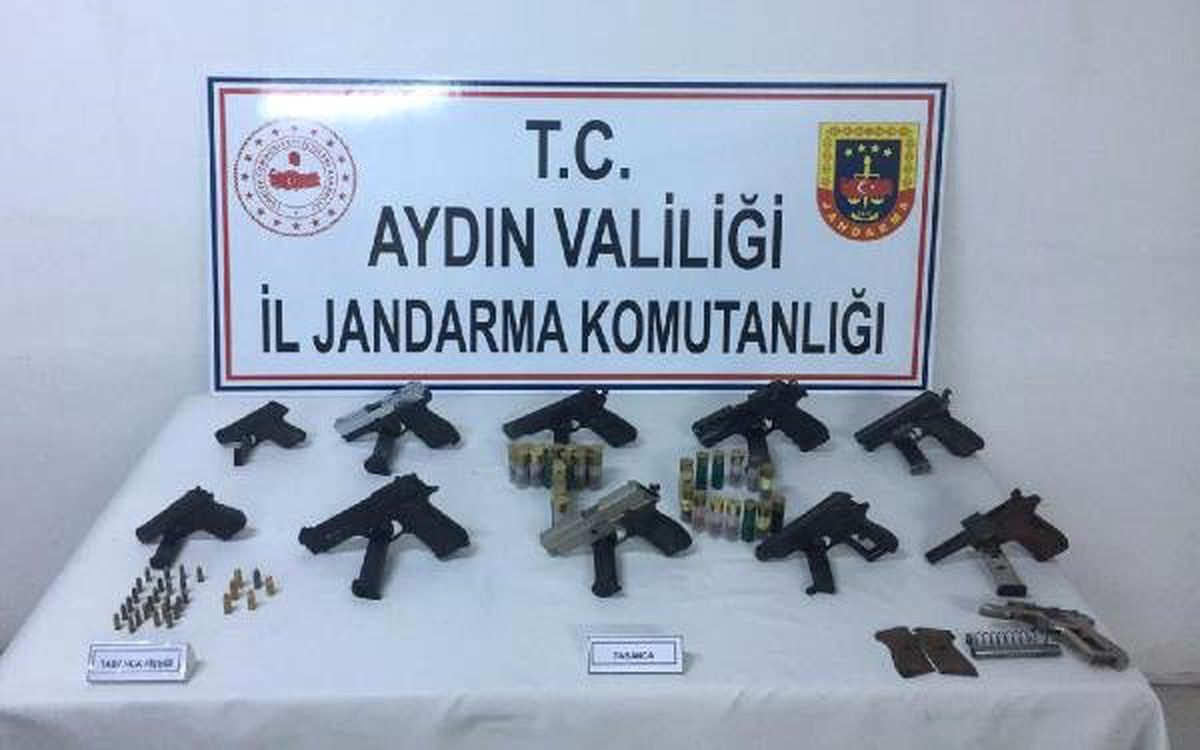 Evinde Uyuşturucu ve Tabancalarla Yakalandı