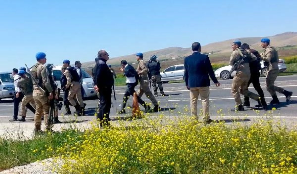 Hacze Engel Olmaya Çalışanları, Jandarma Engelledi: 10 Gözaltı