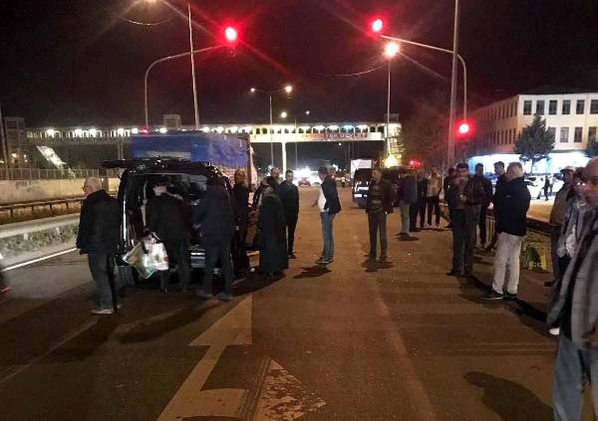 Hafif Ticari Araç, Kırmızı Işıkta Bekleyen Tır\'a Çarptı: 4 Yaralı