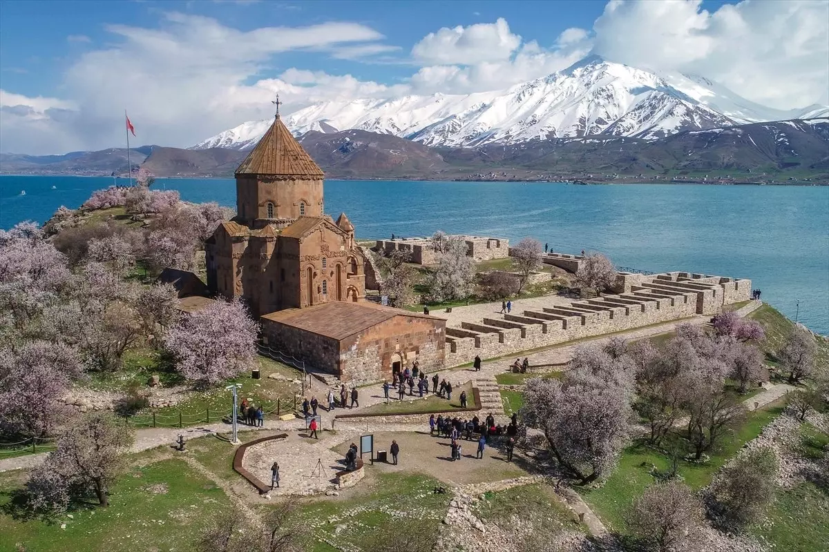 Hoşgörü Adası Akdamar, Tüm İhtişamıyla Ziyaretçilerini Ağırlıyor