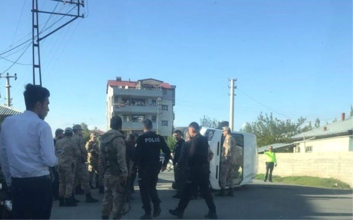 Iğdır\'da Askeri Araca Tır Arkadan Çarptı: 10 Asker Hafif Yaralandı