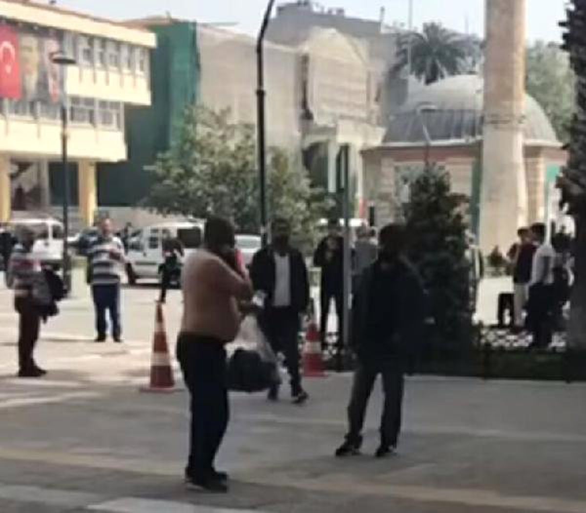 İzmir Büyükşehir Binası Önünde Jiletle Kendisine Zarar Verdi