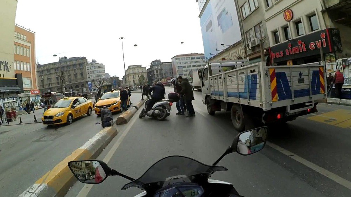 Karaköy\'de Motosikletlinin El Arabalı Adama Çarptığı Anlar Kamerada