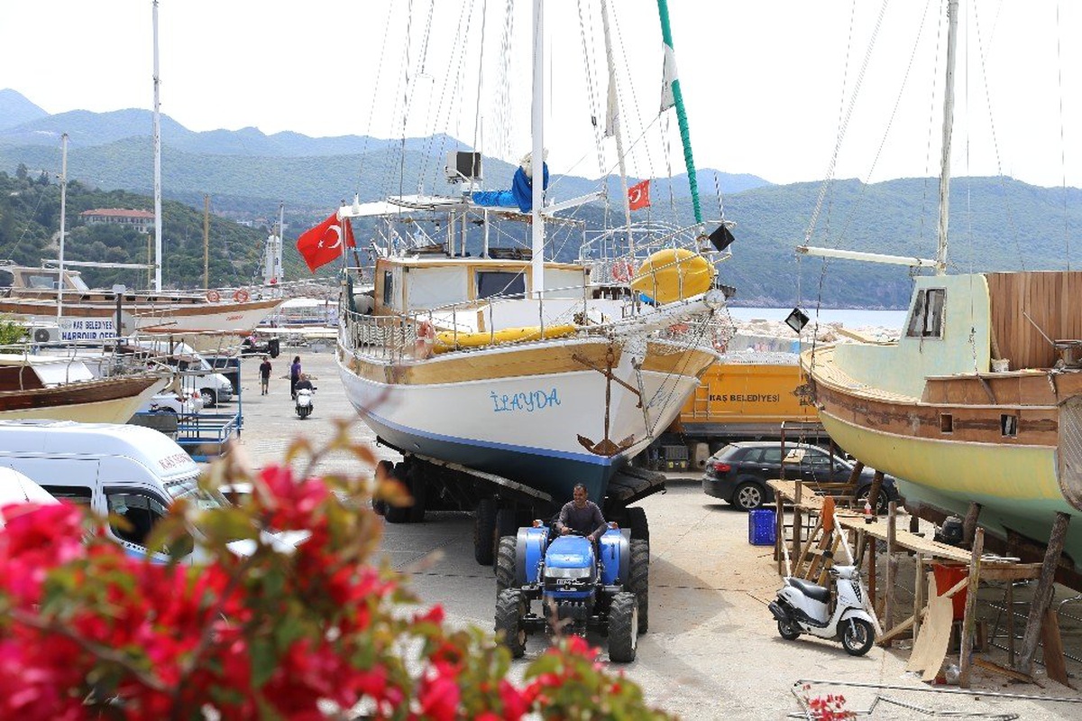 Kaş\'ta Tekneler Sezon İçin Deniz İnmeye Başladı