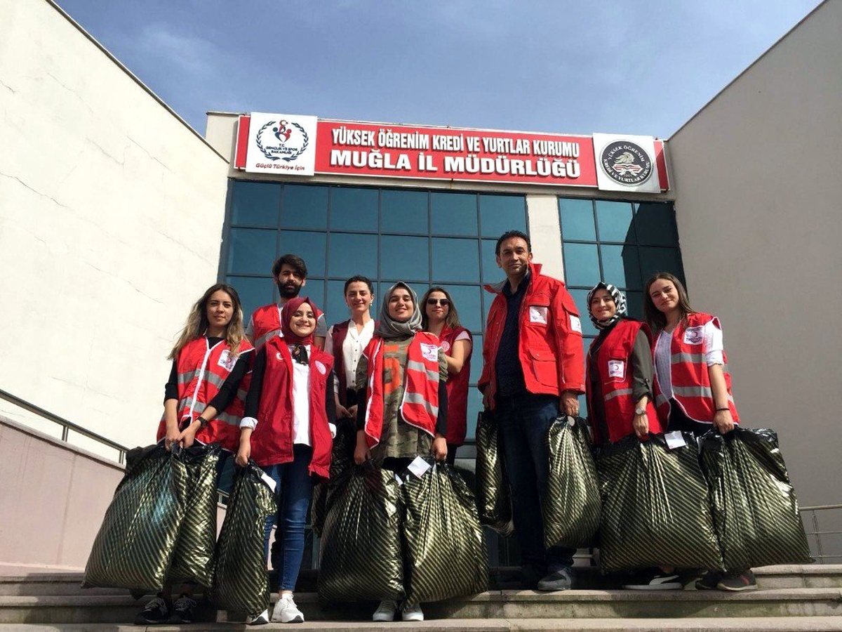 Kızılay\'dan Üniversite Öğrencilerine Kıyafet Yardımı
