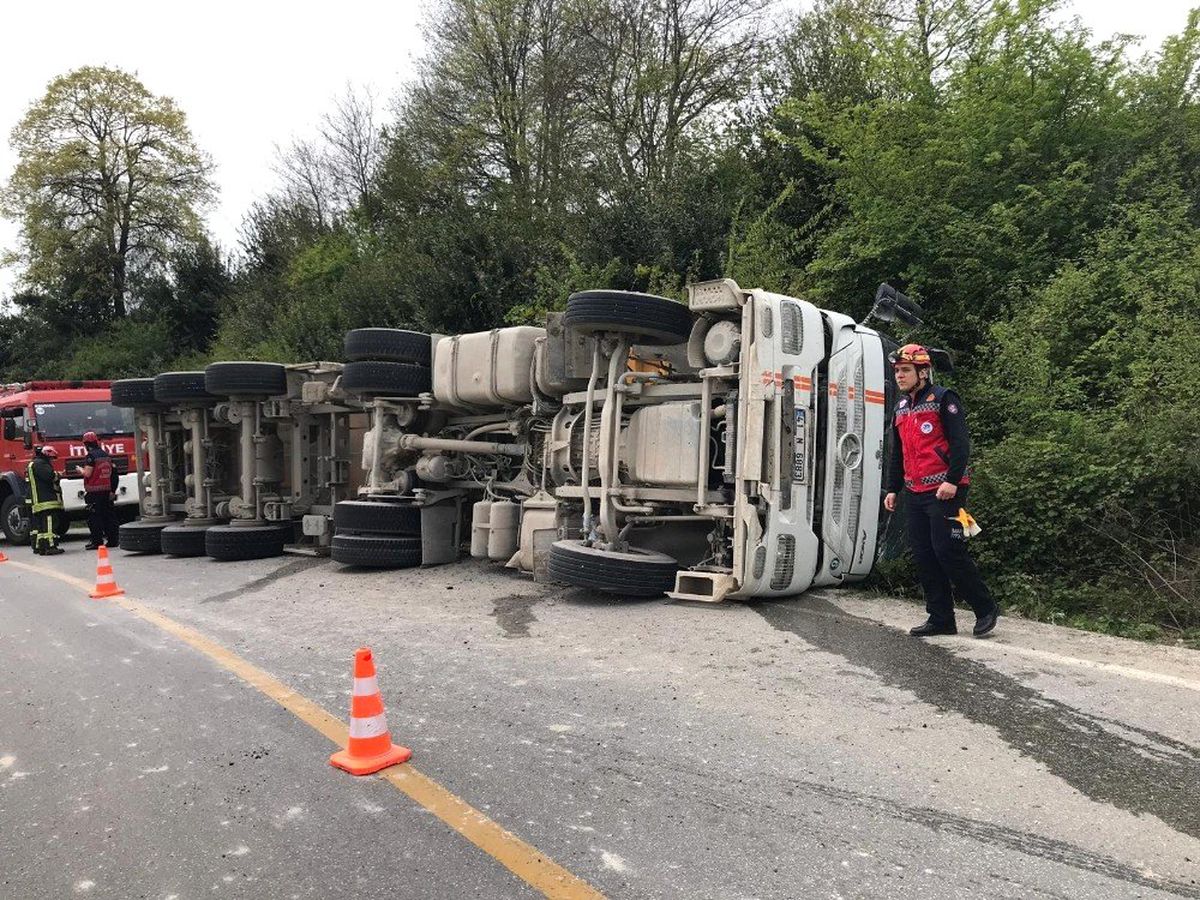 Kontrolden Çıkan Kamyon Yol Kenarına Devrildi: 1 Yaralı