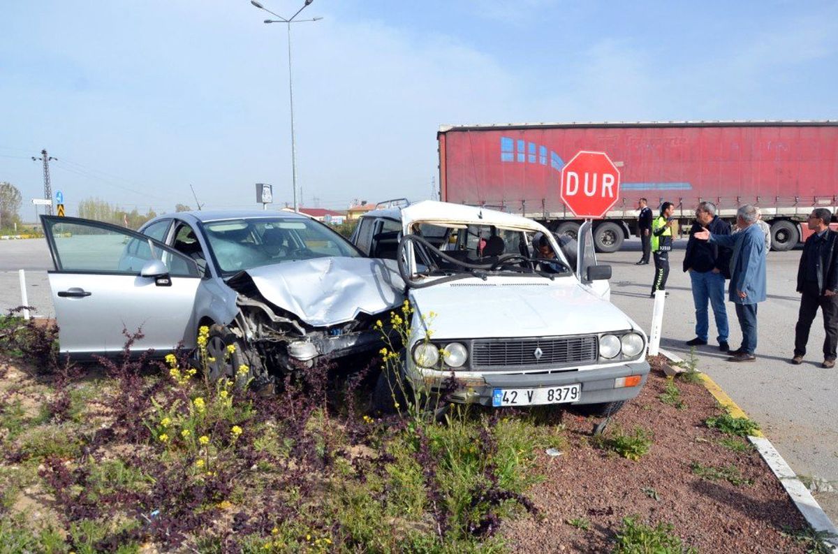 Konya\'da 2 Otomobil Çarpıştı: 6 Yaralı