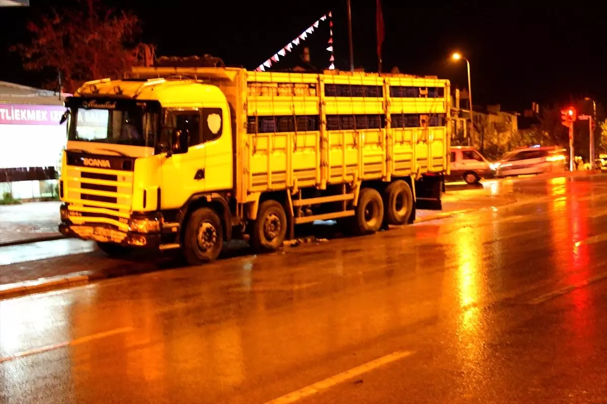 Konya\'da Tırın Çarptığı Otomobildeki Çocuk Öldü