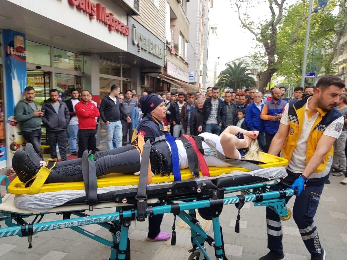 Kuaförü Bastı, Salondaki Kadını 3 Yerinden Bıçakladı