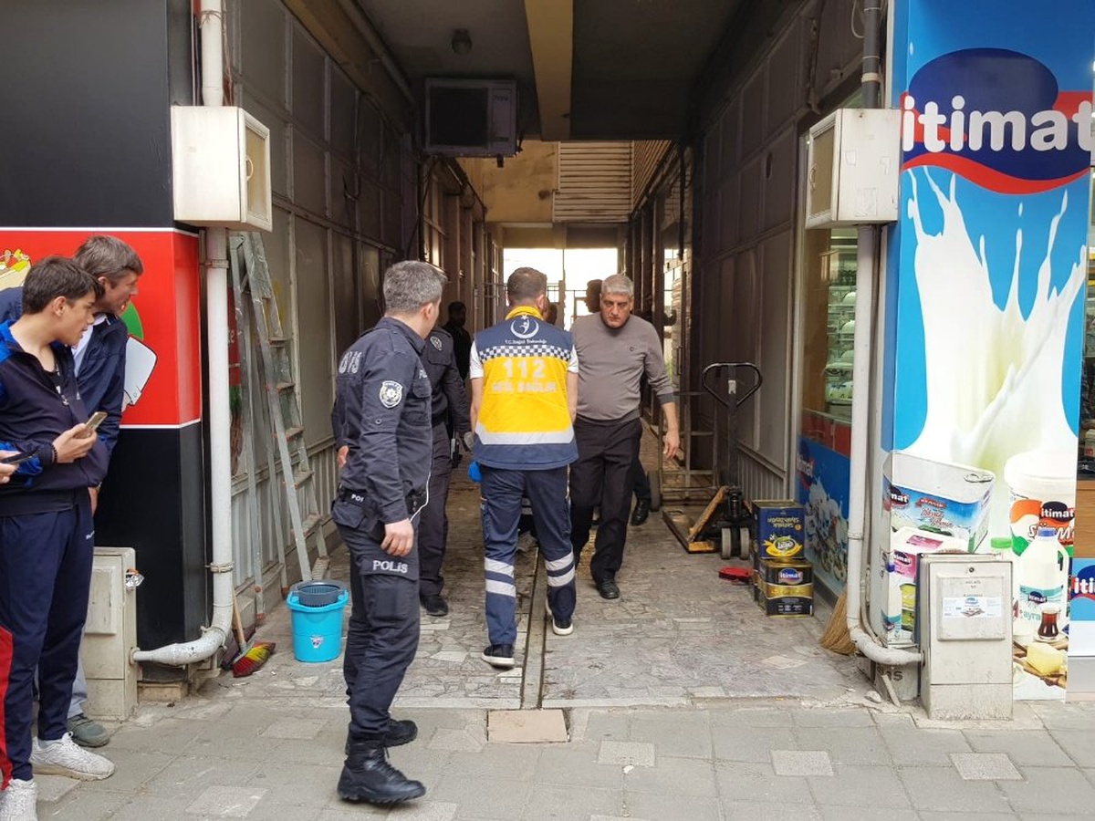 Kuaförü Bastı, Salondaki Kadını 3 Yerinden Bıçakladı