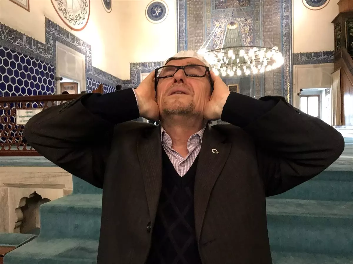 Makamlarıyla Okuduğu Ezanla Ziyaretçileri Hayran Bırakıyor