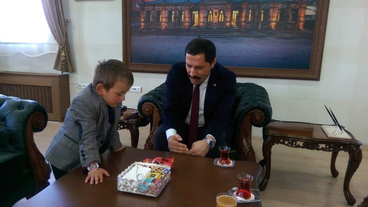 Minik Muhtar Adayı Çağatay\'dan Valiye Ziyaret
