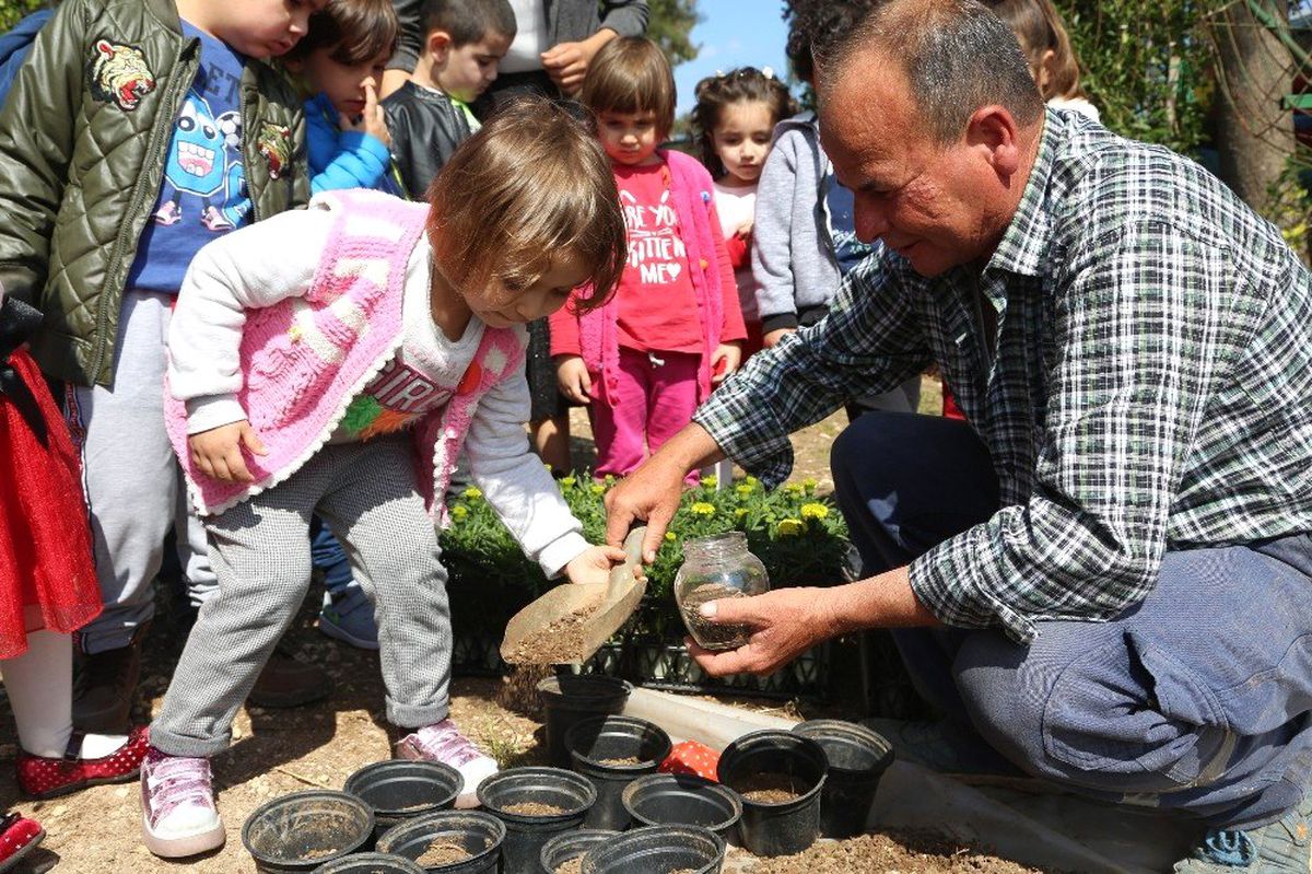 Minikler, Çiçek Dikmeyi Öğrendi
