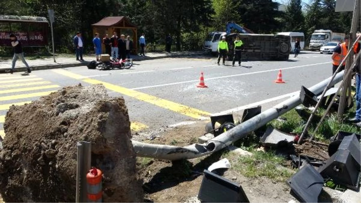 Motosiklet, Sinyalizasyon Direğine Çarpıp Devrilen Minibüse Çarptı: 2 Yaralı