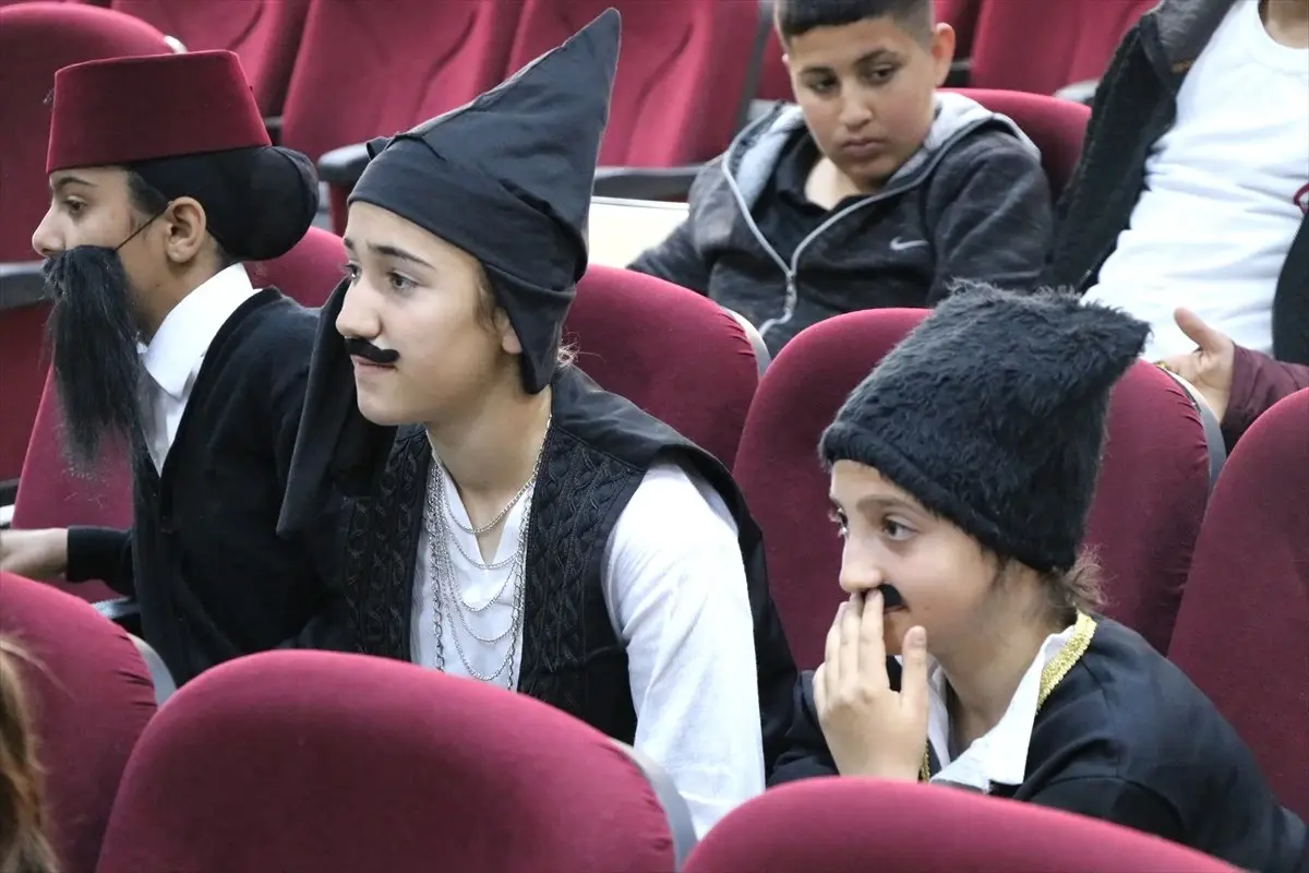 Öğrenciler En İyi Tiyatro Oyununu Sahnelemek İçin Yarıştı