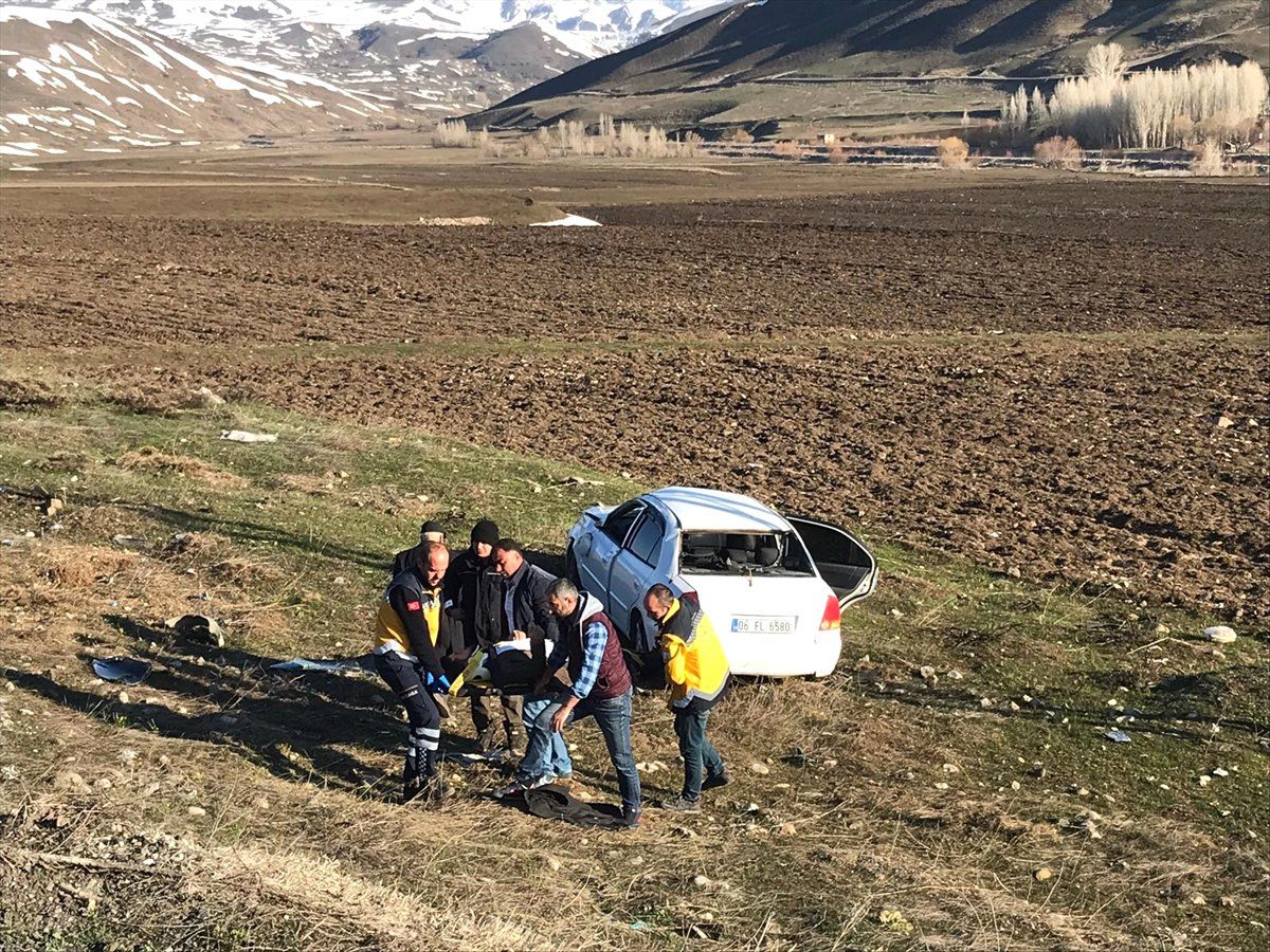 Otomobil Şarampole Devrildi: 2 Yaralı