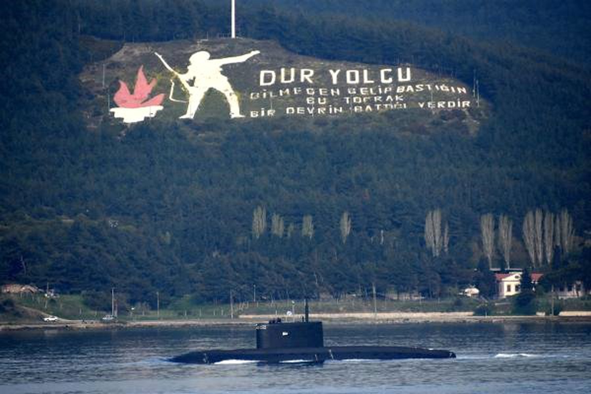 Rus Denizaltısı \'Stary Oskol\', Çanakkale Boğazı\'ndan Geçti