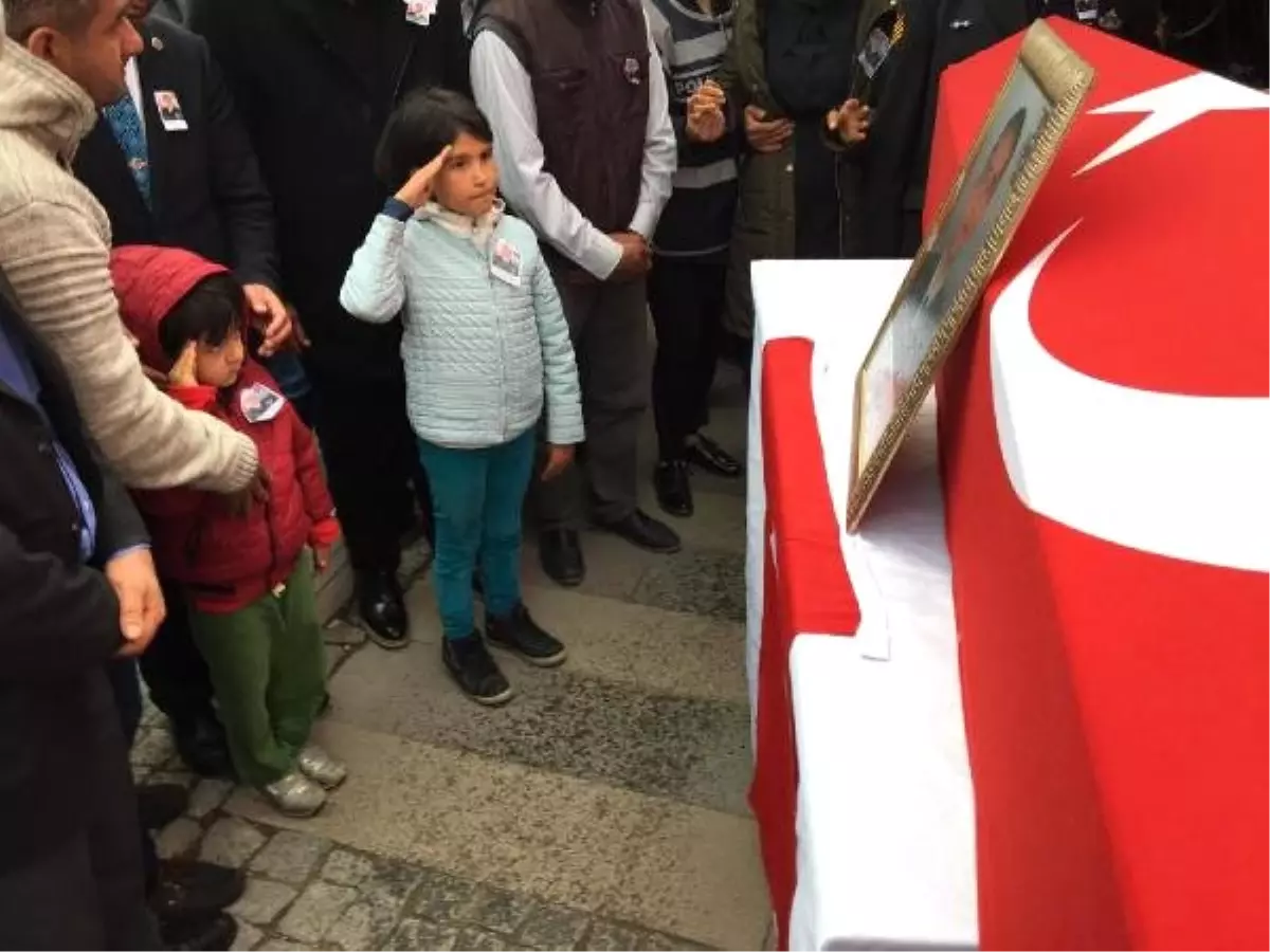 Şehit Astsubay\'ı, Çocukları Asker Selamıyla Uğurladı