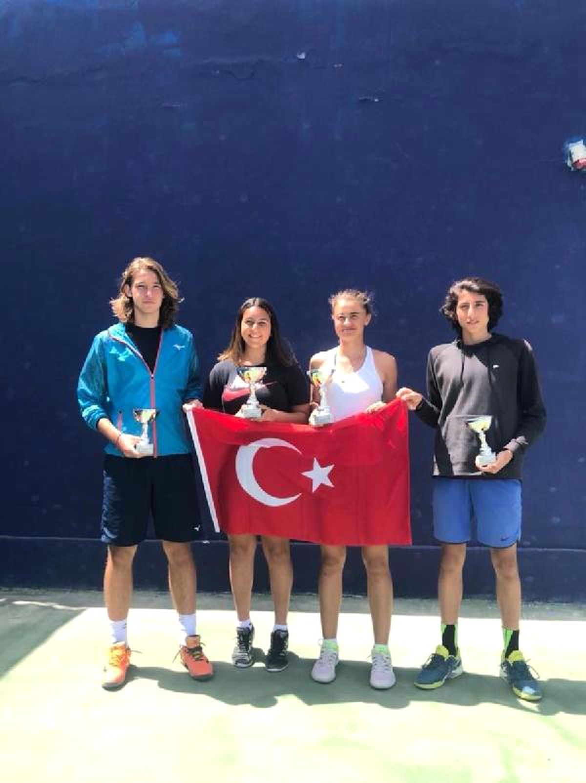 Teniste Gençlerden Çifte Zafer