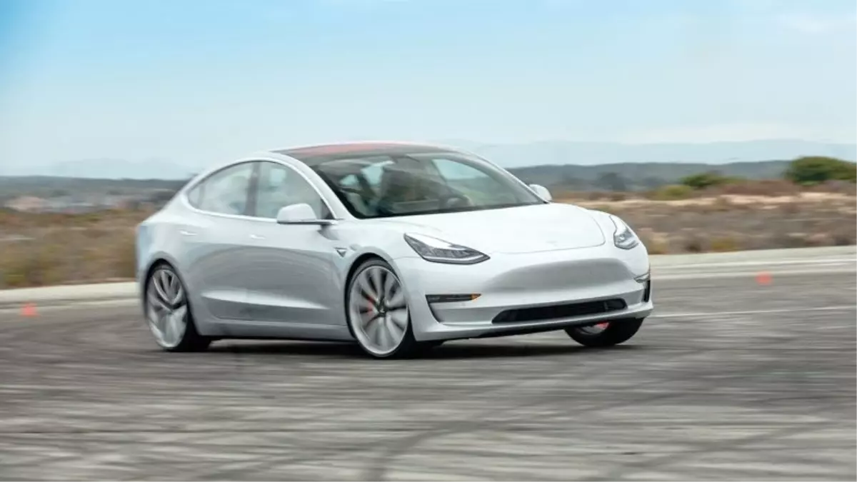 Tesla Model 3\'ün Otomatik Pilotu, Bir Ailenin Hayatını Kurtardı (Video)