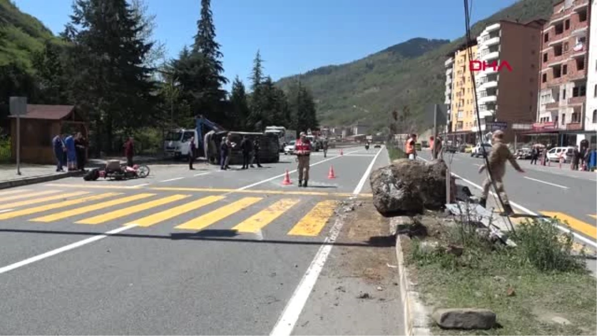 Trabzon Motosiklet, Sinyalizasyon Direğine Çarpıp Devrilen Minibüse Çarptı: 2 Yaralı