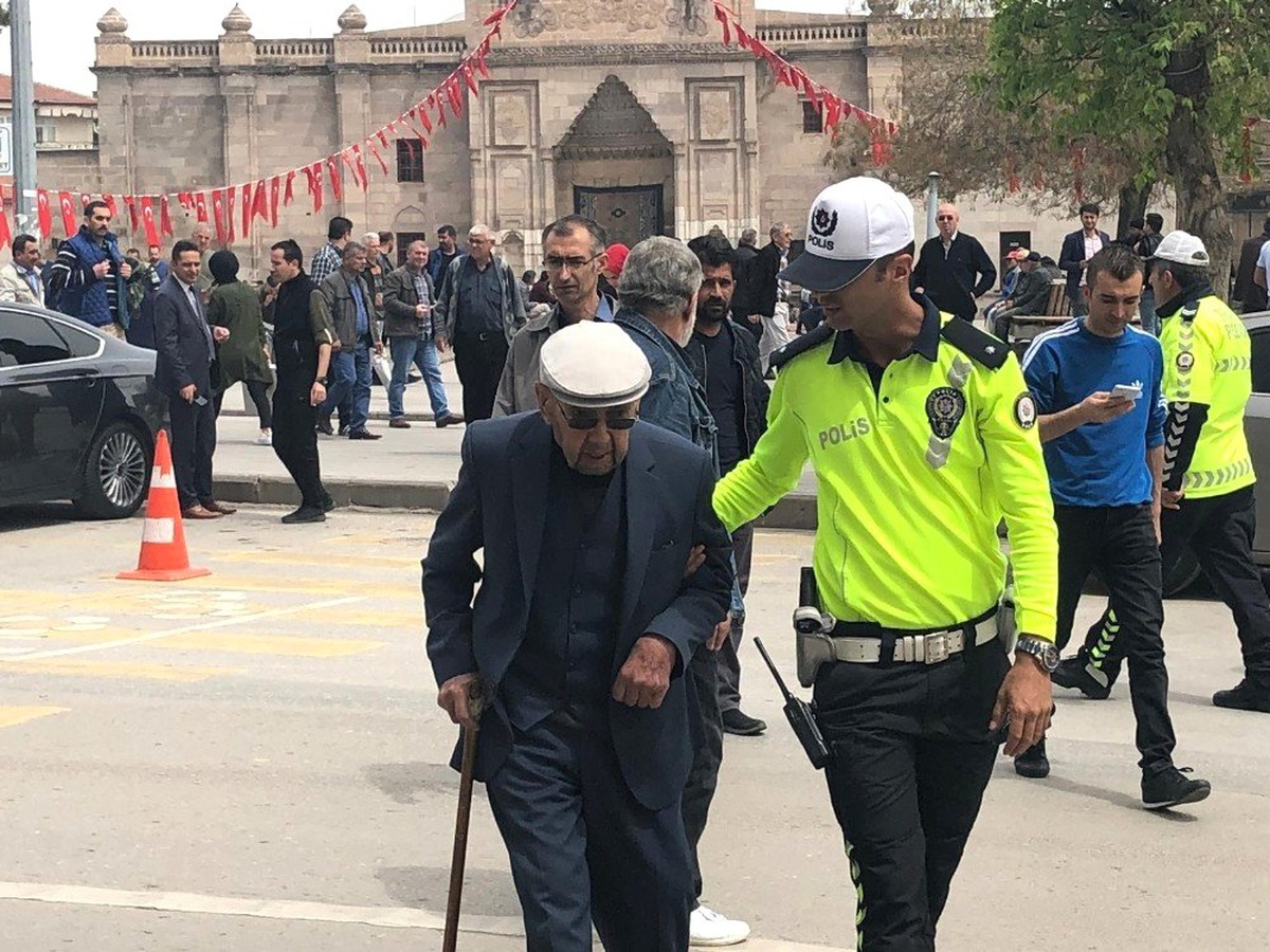 Trafiği Düzenliyor, Yayalara Yardımcı Oluyorlar