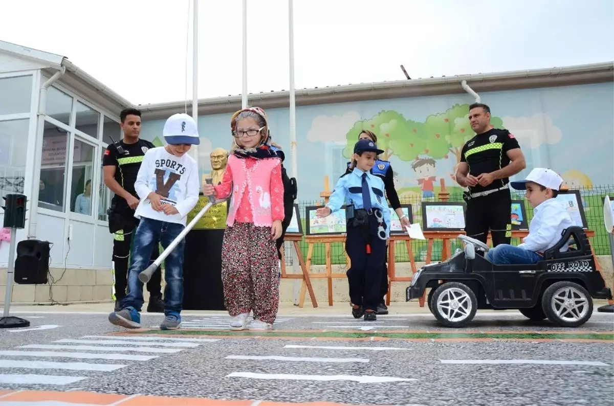 Trafik Kurallarını Öğrenen Minikler Otobüs Rolüne Girdi