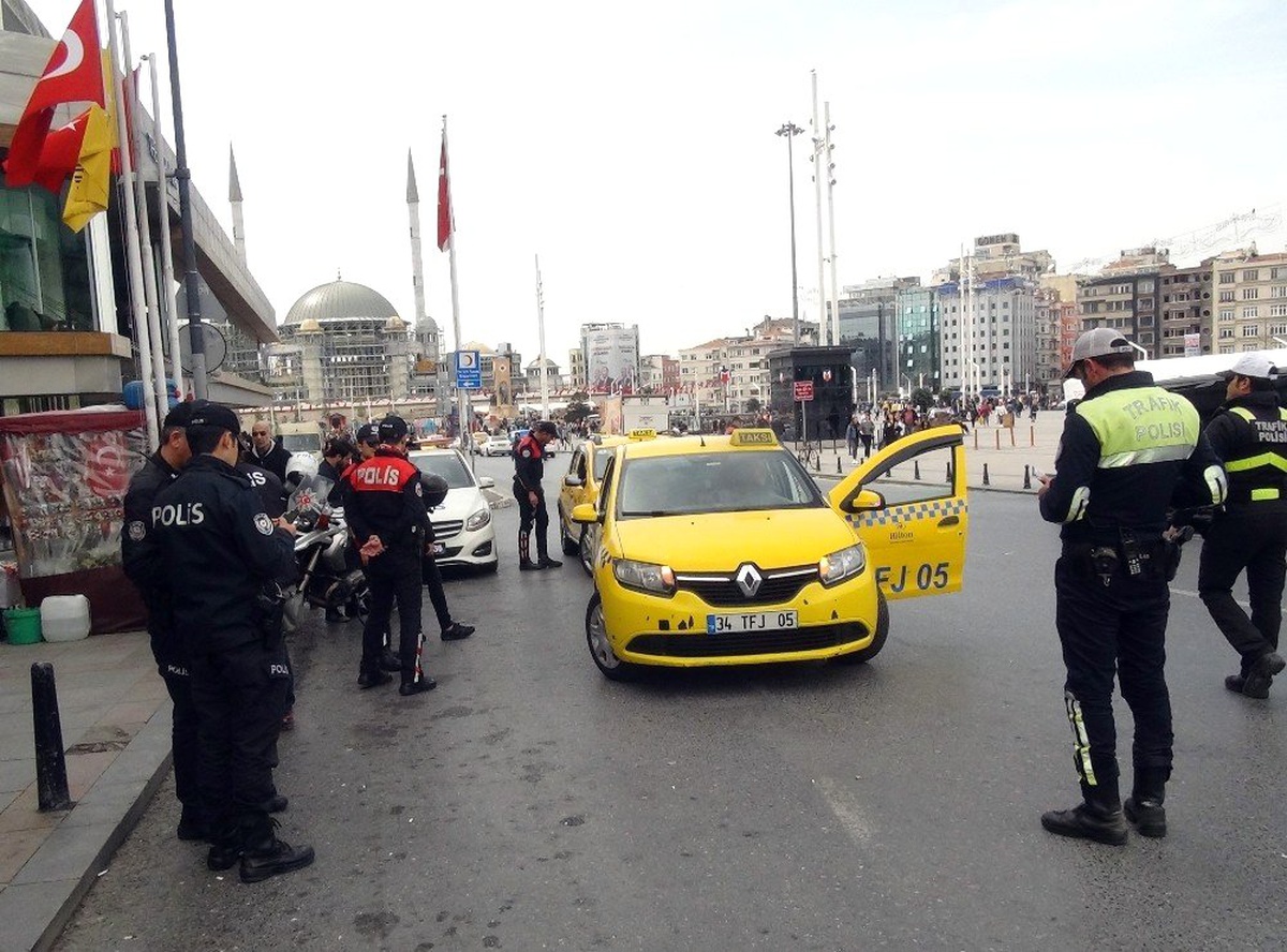 Turistlerin Özçekim Yaptığı Esnada Çantalarını Çalan Şüpheliler Kıskıvrak Yakalandı