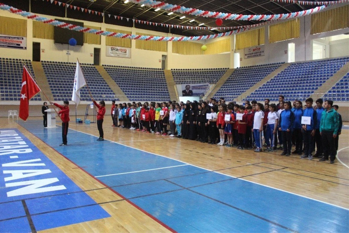 Van\'da "Yıldızlar Badminton Grup Müsabakaları" Başladı